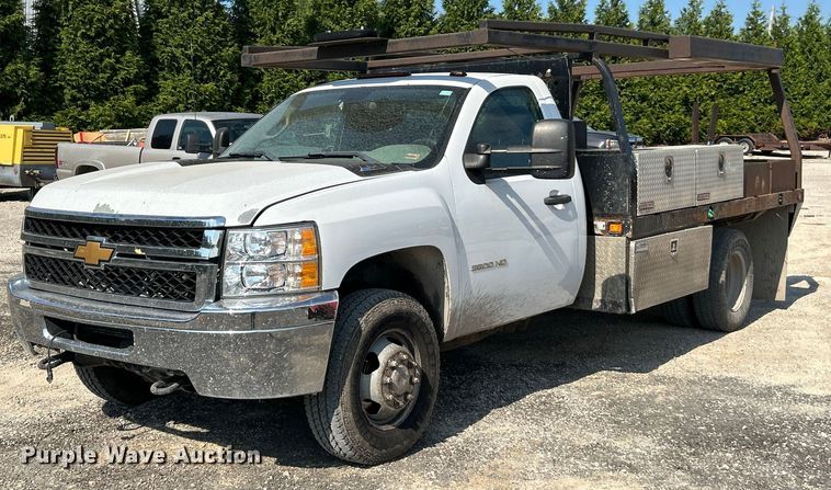 2013 Chevrolet Silverado 3500HD flatbed pickup truck - ET3057