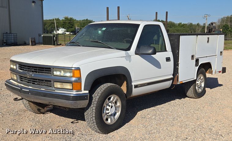 2000 Chevrolet K2500 utility bed pickup truck - EU3627