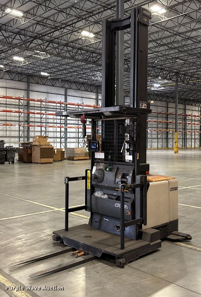 2018 Crown SP4050-30 order picker - EU4529