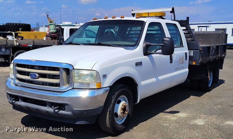 2002 Ford F350 Super Duty Crew Cab flatbed truck - IP9658