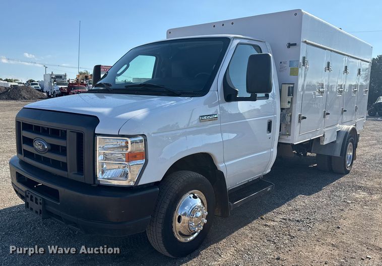 2018 Ford E450 Super Duty refrigerated delivery van - NU9555