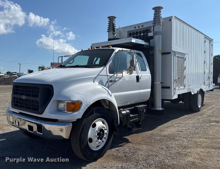2001 Ford F650 Super Duty box truck - NU9557
