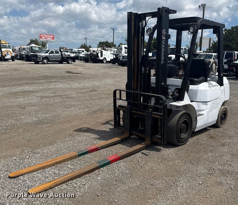 2005 Toyota 7FGU24 forklift - NU9560