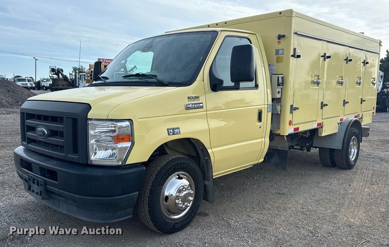 2022 Ford E450 Super Duty delivery truck - NU9570