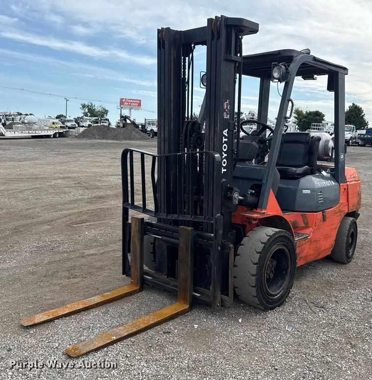 2002 Toyota 7FGU30 forklift - NU9574