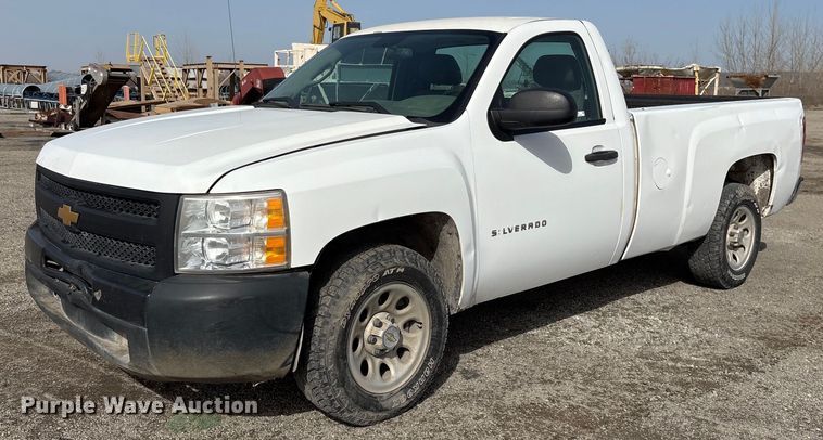2012 Chevrolet Silverado 1500 pickup truck - OB9453