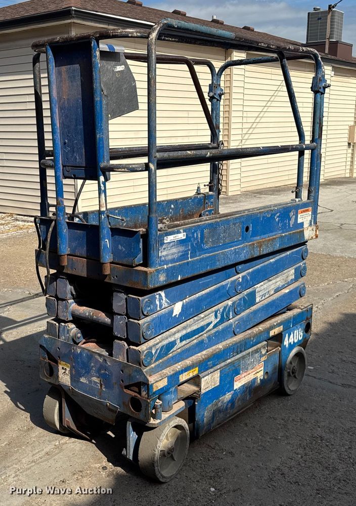 Upright Inc MX19 scissor lift - DJ9711