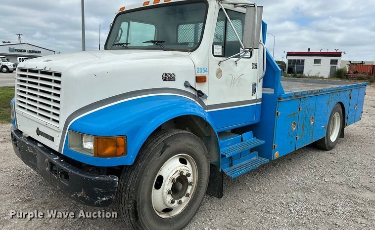 1998 International 4700 flatbed truck - DP8848
