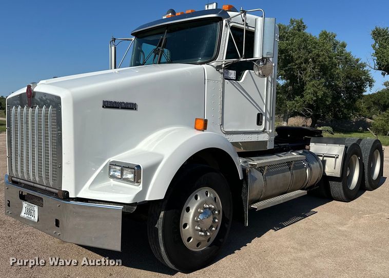 2010 Kenworth T800 semi truck - DP8849
