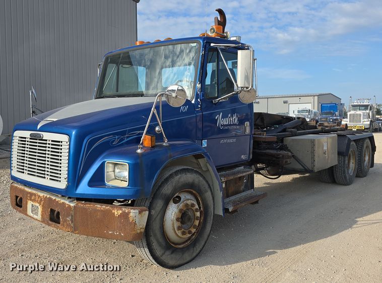 1999 Freightliner Business Class hook lift truck - DR3987