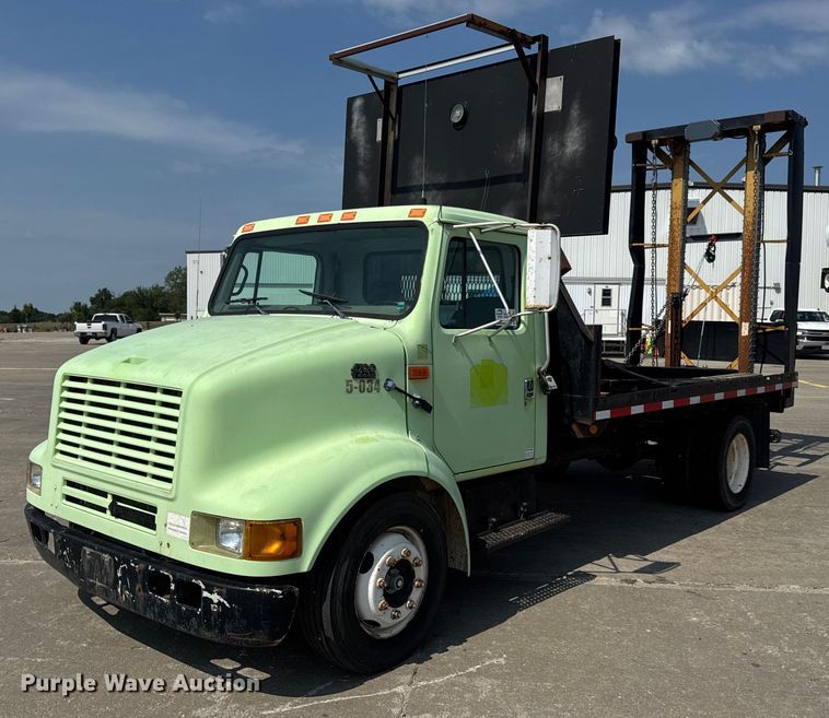 1999 International 4700  flatbed truck with crash attenuator - DW6504