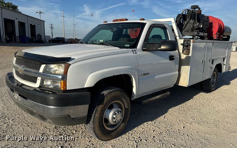 2004 Chevrolet Silverado 3500 utility bed pickup truck - DW6565