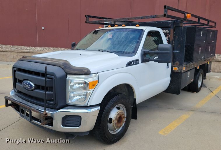 2013 Ford F350 Super Duty flatbed pickup truck - DX7413