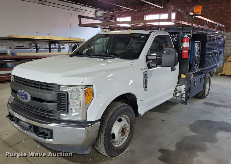 2017 Ford F350 Super Duty flatbed pickup truck - DX7414