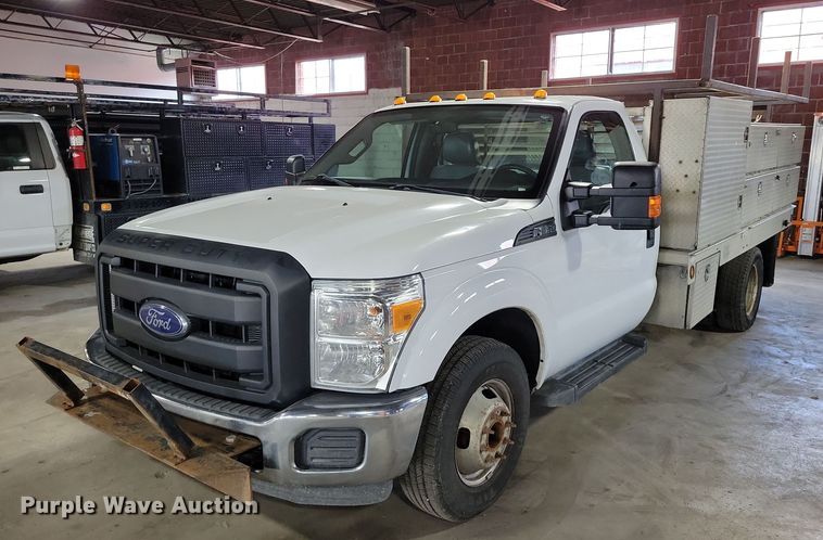 2014 Ford F350 Super Duty flatbed pickup truck - DX7415