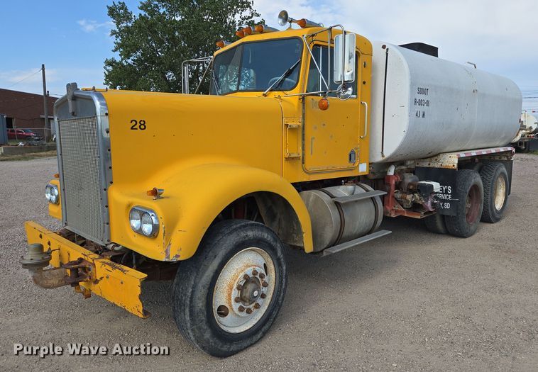 1978 Kenworth W900 water truck - DY1117