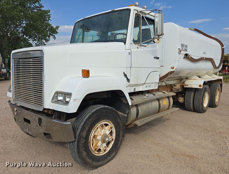 1989 Freightliner FLC11264 water truck - DY1119