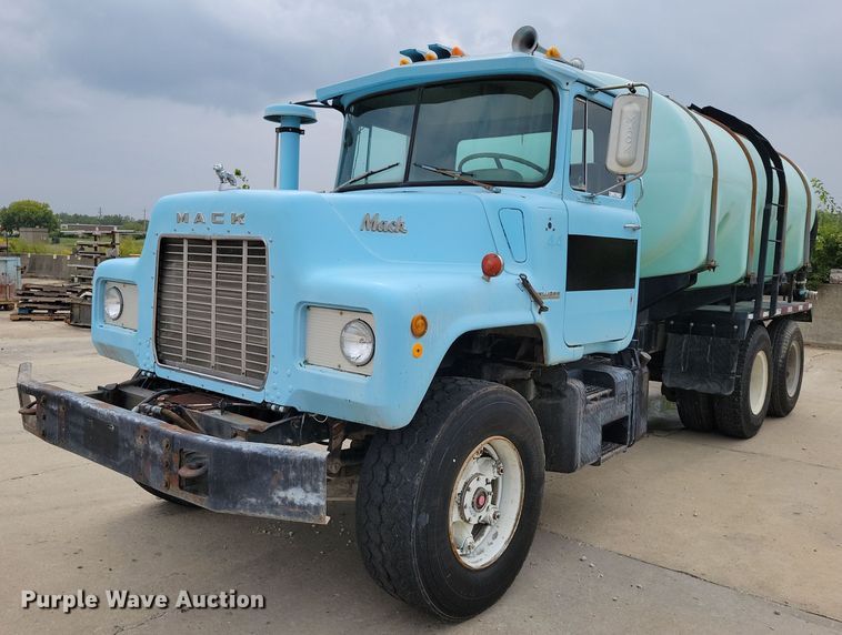 1972 Mack DM-600 water truck - DZ6487