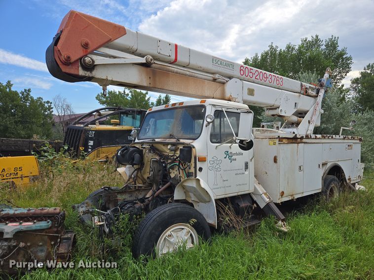 1993 International 4900 4x2 bucket truck - EB1008