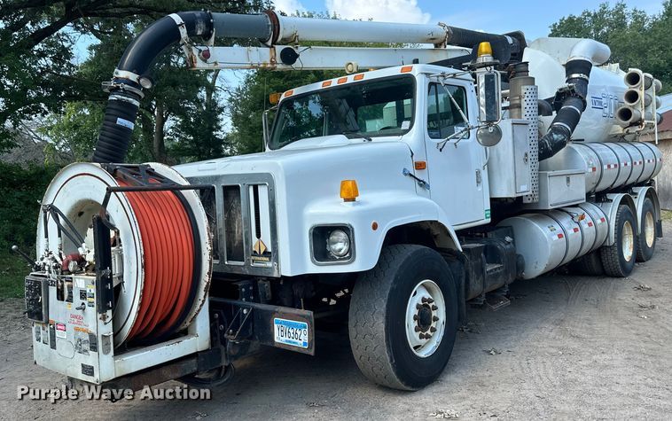 1999 International 2674 vacuum truck - EB2900