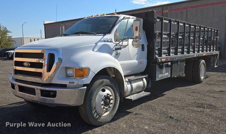2013 Ford F750 Super Duty flatbed truck - EC1130