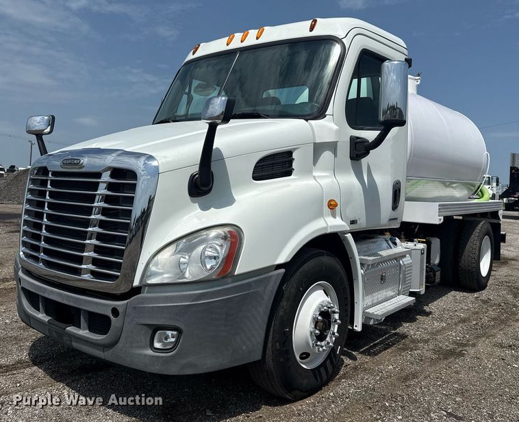 2012 Freightliner Cascadia vacuum truck - EG6046