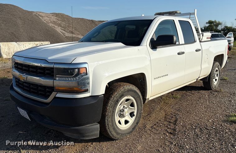 2018 Chevrolet Silverado 1500 Double Cab pickup truck - EM0541