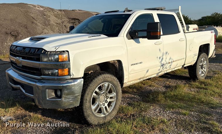2018 Chevrolet Silverado 2500HD Crew Cab pickup truck - EM0543