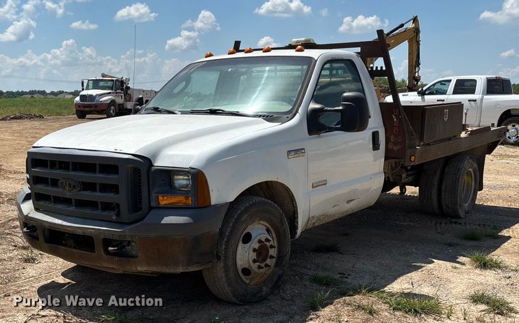 2005 Ford F350 Super Duty flatbed pickup truck - EN5522
