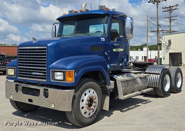 2012 Mack CHU613 semi truck - EV1588