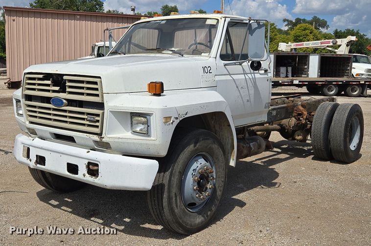 1988 Ford F800 truck cab and chassis - EV1591