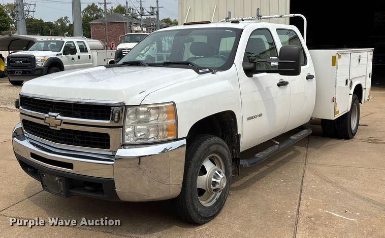2010 Chevrolet Silverado 3500HD Crew Cab utility bed pickup truck - DU1302