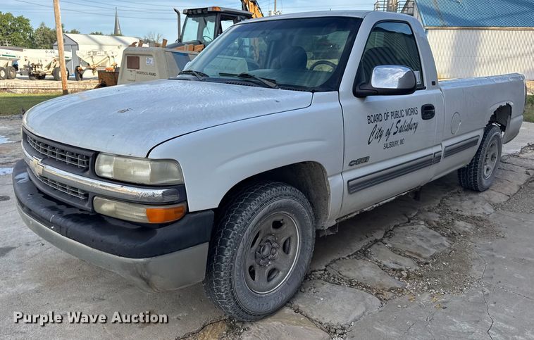 2001 Chevrolet Silverado 1500 LS pickup truck - DW6546