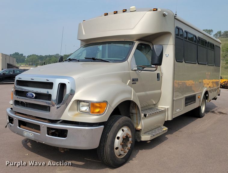 2010 Ford F650 shuttle bus - DX7258