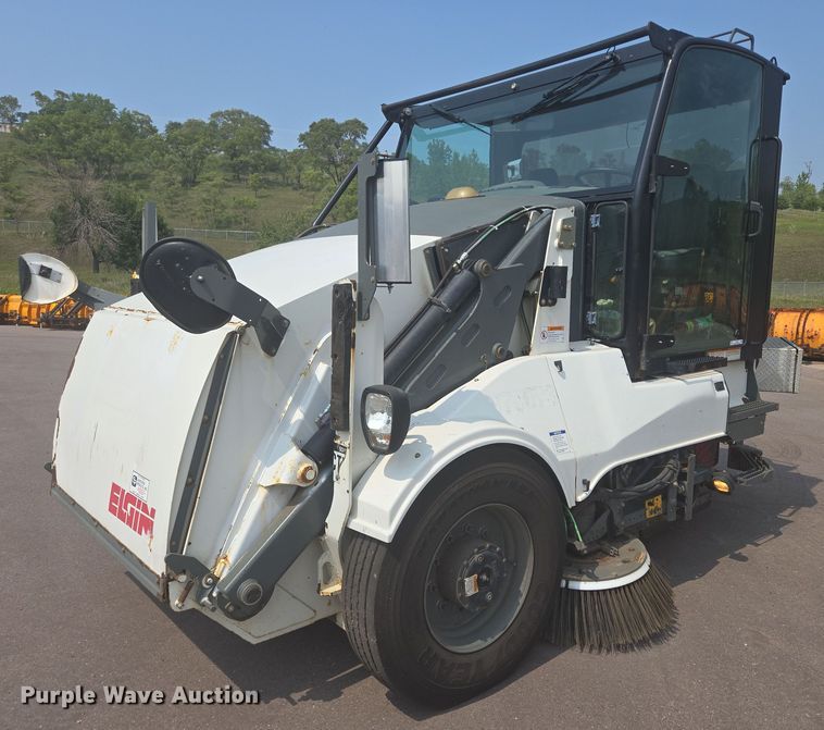 2013 Elgin Pelican Series NP street sweeper - DX7264