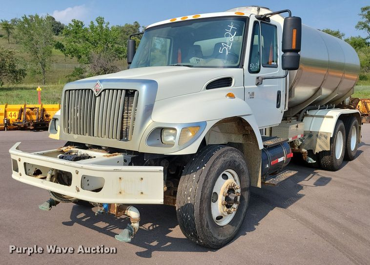 2004 International  7400 water truck - DX7268