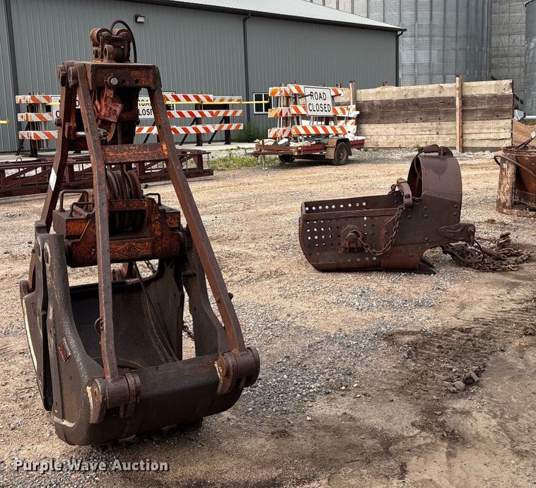 (2) crane buckets - EE3974