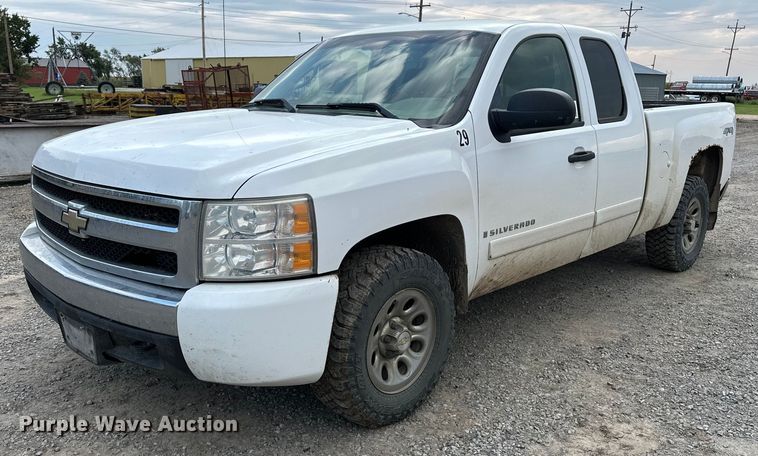 2007 Chevrolet Silverado 1500 Ext. Cab pickup truck - EE3981