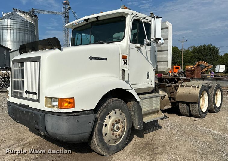 1996 International 9200 semi truck - EE3990