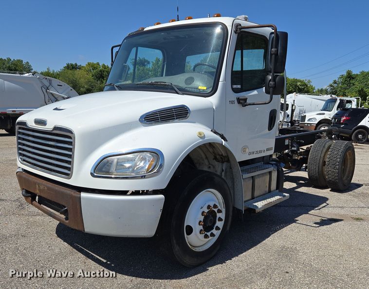 2011 Freightliner Business Class M2 truck cab and chassis - EG8207