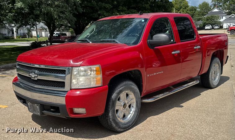 2008 Chevrolet Silverado 1500 LT Crew Cab pickup truck - EM2303