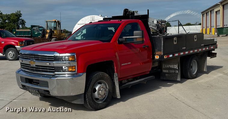 2015 Chevrolet Silverado 3500HD flatbed pickup truck - EM2316