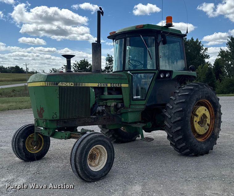 John Deere 4240H tractor - EM2324