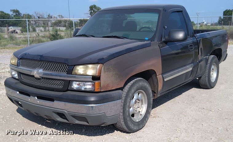2003 Chevrolet Silverado 1500 pickup truck - EM8065