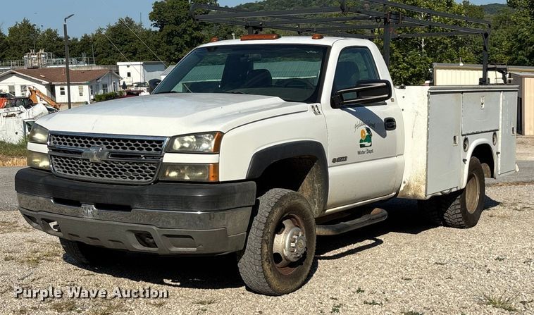2005 Chevrolet Silverado 3500 utility bed pickup truck - EN5528