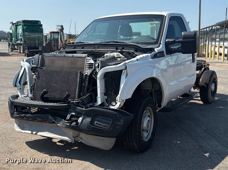 2012 Ford F250 Super Duty truck cab and chassis - EU4598