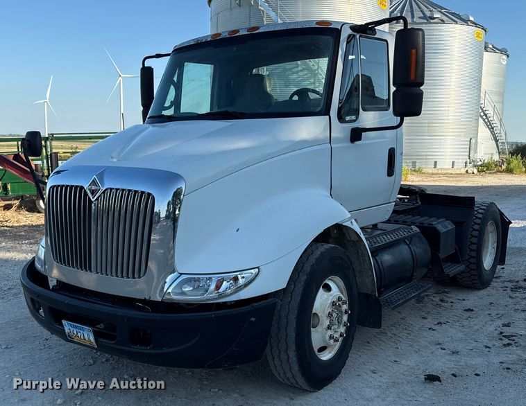 2004 International 8600 semi truck - DZ4217