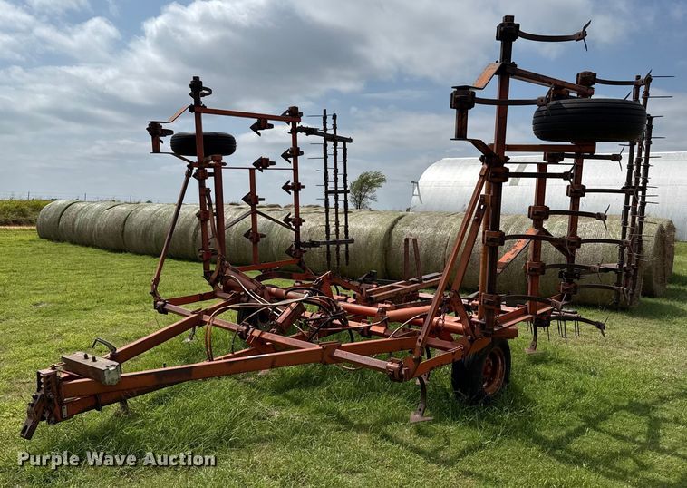 Allis Chalmers 1300 field cultivator - EP0530