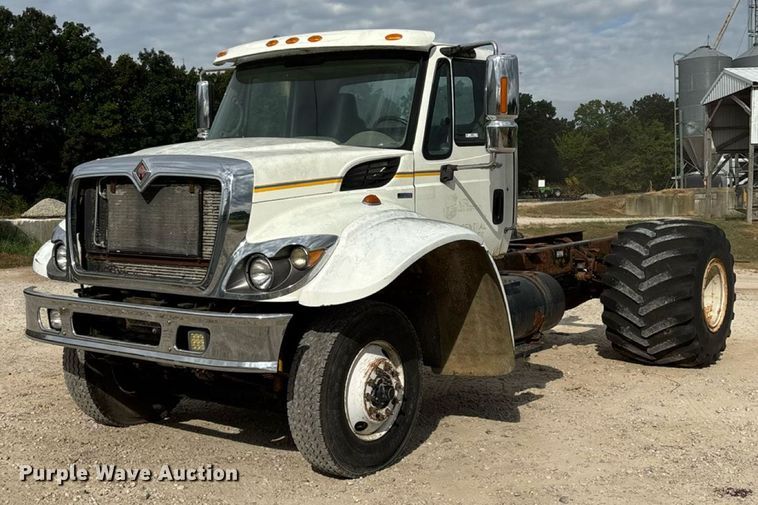 2009 International 7400 applicator truck cab and chassis   - KG9590