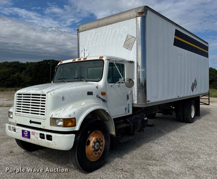 1998 International 4900 box truck - DO2223